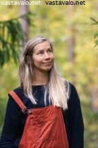 nainen-syksyisessa-metsassa