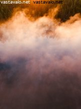 aamuauringon-varjaamaa-sumua-lammen-ylla