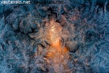 kynttilan-valo-ikkunassa