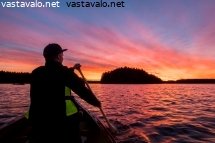 kanootilla-auringonlaskuun