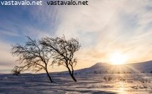 aurinko-laskemassa-tunturin-taakse