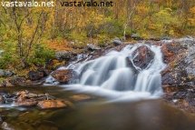 vesiputous-ruskamaisemassa