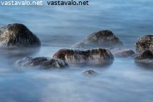 sininen-hetki-rantakivikossa