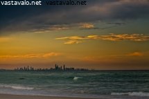 gold-coast-city-auringonlaskussa