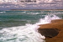 aallot-lyovat-rannan-kiviin