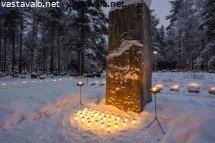 kynttilat-ja-muistomerkki-sankarihaudalla