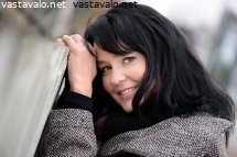 nuori-nainen-puuaidan-vieressa