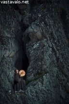 shamaani-rummuttaa-vuorenrinteella
