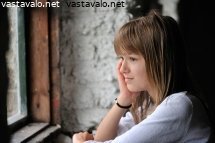 tytto-katsoo-ikkunasta-ulos