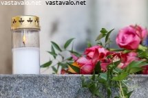 muistokynttila-kiviportaalla