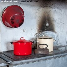 vanhanajan-kattiloita-ja-silitysrauta