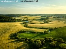peltojen-keskella-mutkitteleva-joki