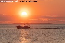 auringonlaskun-veneilija