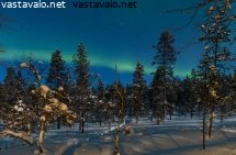 revontulten-ja-kuun-valaistessa