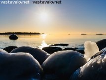 helmikuinen-auringonpaiste-meren-rannalla