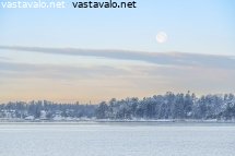 talvinen-aamupaiva-meren-rannalla