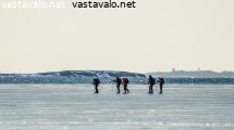 retkiluistelijat-meren-jaalla