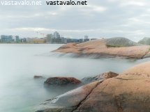 kaupunki-meren-aarella