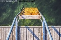 laituritikkaat-kirkkaassa-vedessa