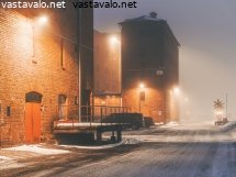 valoja-ja-varjoja-vanhalla-tehdasalueella