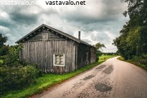 autioitunut-talo-kylatien-varrella