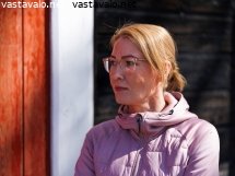 nainen-kevatauringon-valossa