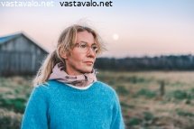 nainen-syysillan-valossa