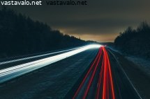 iltaliikenteen-valojuovat-moottoritiella