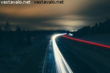 iltaliikenteen-valojuovat-moottoritiella