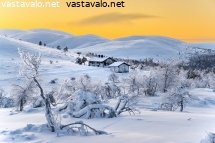 nammalakurun-autiotupa-kaamospaivana-taustanaan-pallastunturi