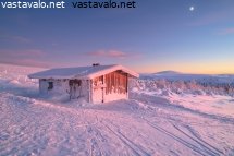 niilanpaan-porokamppa-tammikuisena-iltapaivana