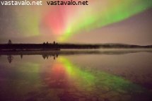 punaiset-ja-vihreat-revontulet-luirojarven-ylla
