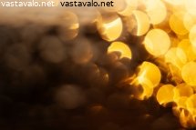 kullanvarisia-valopalloja-tummalla-taustalla