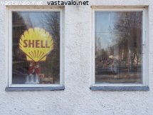 shellin-merkki-korjaamon-ikkunassa