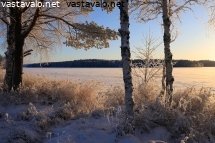 aurinkoinen-pakkaspaiva-jarven-rannalla