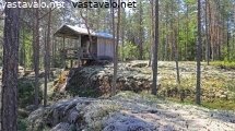 metsastysmaja-kallion-reunalla