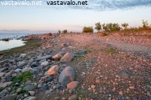saaren-rantaa-kesayon-valossa