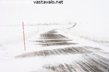 tuuli-kuljettaa-lunta-tielle