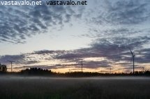 tuulivoimapuisto-tyynessa-kesayossa