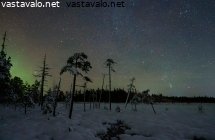 revontulien-kajoa-ja-valosaastetta-suomaiseman-ylla