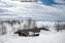 madjoen-autiotupa-lumen-keskella