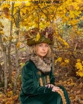 syksyn-neito-vaahteroiden-varjossa