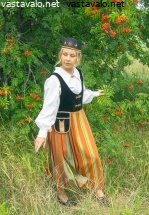 kansallispukuinen-nainen-pihlajan-alla