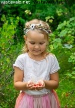 pikkutytto-tarjoilee-marjoja