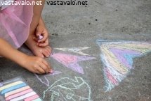 pieni-tytto-taiteilee-variliiduilla