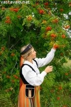 nuori-nainen-kansallispuvussa