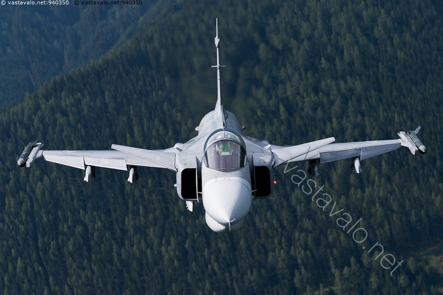 kuva-gripen-saab-gripen-jas-unkari-unkarin-ilmavoimat-h-vitt-j