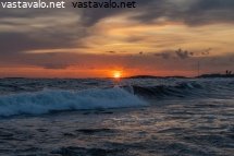 aaltoja-auringonlaskussa