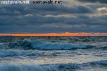 aallot-auringonlaskussa