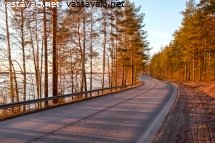 pulkkilanharjun-seututie-kevatillan-valossa